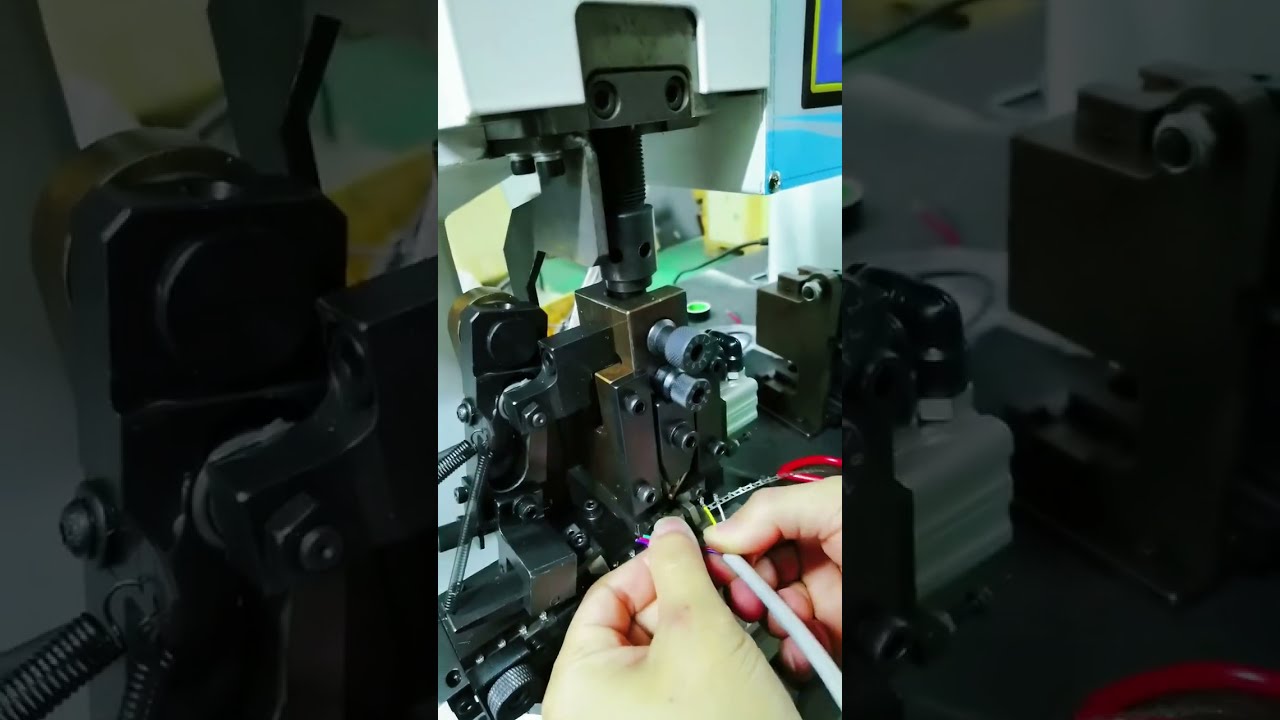 Continuous Strip Terminal Machine Horizontal Stripping Core Wire Crimping Terminal Completed in